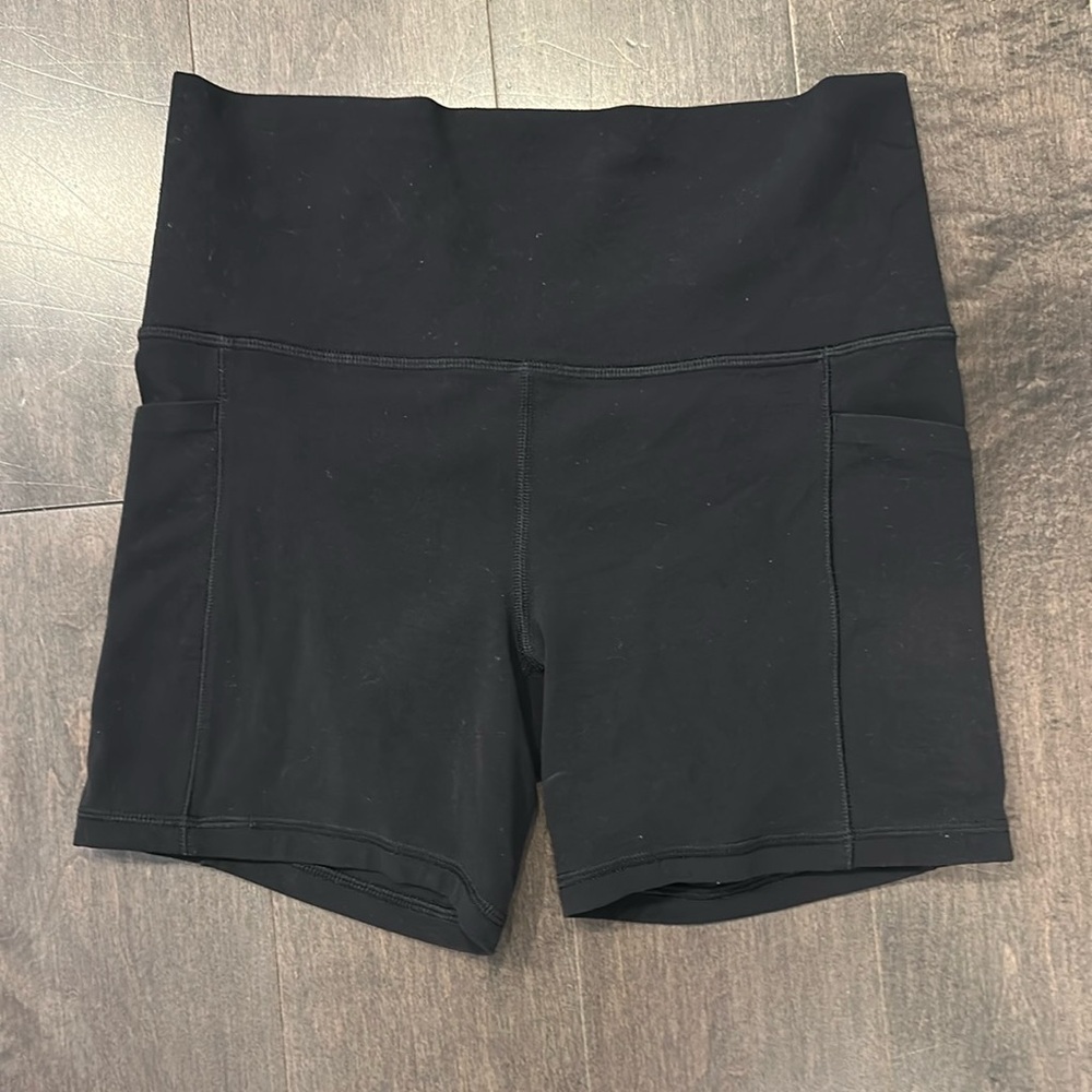 Athleta Salutation Stash 5” short Black Women's Shorts